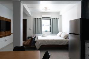 Ένα ή περισσότερα κρεβάτια σε δωμάτιο στο Modern Studio Suite in Art District