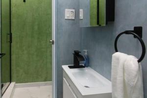 Ένα μπάνιο στο Modern Studio Suite in Art District