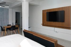 Μια τηλεόραση ή/και κέντρο ψυχαγωγίας στο Modern Studio Suite in Art District