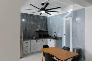 Η κουζίνα ή μικρή κουζίνα στο Modern Studio Suite in Art District +18 φωτογραφίες