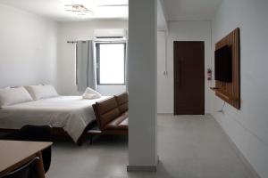 Ένα ή περισσότερα κρεβάτια σε δωμάτιο στο Cozy Studio Suite - Art District