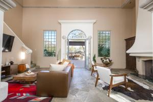 CarefreeにあるChic 3BR Estate with Stables, Pool and Pickleballのソファと暖炉のあるリビングルーム
