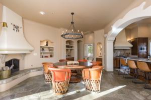 CarefreeにあるChic 3BR Estate with Stables, Pool and Pickleballのテーブルと椅子とコンロのあるオープンキッチン