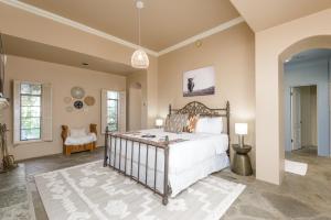 CarefreeにあるChic 3BR Estate with Stables, Pool and Pickleballの部屋にベッドがある寝室 +73枚の写真