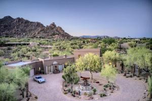 CarefreeにあるCharming 1BR Casita with Pickleball and Floating Tubの中庭の車の家の空中