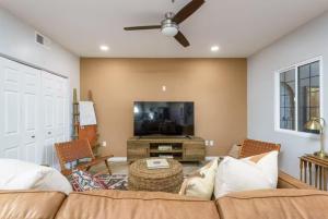 CarefreeにあるCharming 1BR Casita with Pickleball and Floating Tubのソファと薄型テレビのあるリビングルーム
