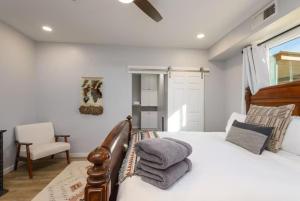 CarefreeにあるCharming 1BR Casita with Pickleball and Floating Tubのベッドと椅子と窓のある寝室