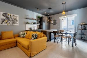 een woonkamer met een gele bank en een tafel bij The Cove in Sliema +28 foto's