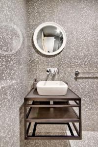 een badkamer met een wastafel en een spiegel bij The Cove in Sliema