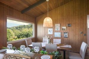 Χώρος καθιστικού στο Modern Rustic 2B2B with Ocean Mountain Views BBQ EV Charging