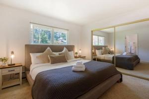 Ένα ή περισσότερα κρεβάτια σε δωμάτιο στο Modern Rustic 2B2B with Ocean Mountain Views BBQ EV Charging