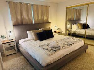 Ένα ή περισσότερα κρεβάτια σε δωμάτιο στο Modern Rustic 2B2B with Ocean Mountain Views BBQ EV Charging