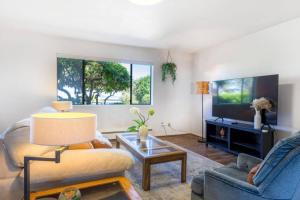 Μια τηλεόραση ή/και κέντρο ψυχαγωγίας στο Morden Rustic 6B3B Ocean Mountain View BBQ EV Charging