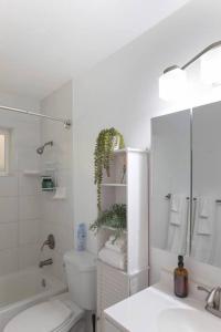 Ένα μπάνιο στο Morden Rustic 6B3B Ocean Mountain View BBQ EV Charging +65 φωτογραφίες