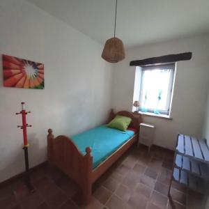 Un dormitorio pequeño con una cama y una ventana. en Gite de PECH ABADEN, en La Celle-sous-Gouzon 1 foto más