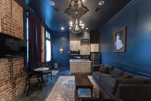 ein Wohnzimmer mit blauen Wänden und einer Couch in der Unterkunft 5 New Orleans Themed Units in FQ with Pool in New Orleans