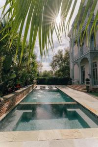 ein Swimmingpool vor einem Haus in der Unterkunft 5 New Orleans Themed Units in FQ with Pool in New Orleans