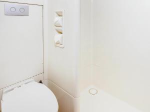 Elle comprend une petite salle de bains pourvue de toilettes et d'étagères. dans l'établissement ibis Budget - St Peters, à Sydney 36 autres photos