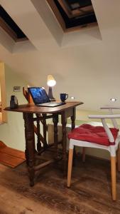 Ένα ή περισσότερα κρεβάτια σε δωμάτιο στο Cosy Suite with Private Access in London Putney