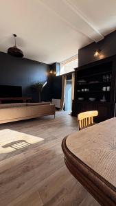 a living room with a bed and a table at L'atelier de la Tour - Gite indépendant entièrement équipé in Le Plessis-la-Tour