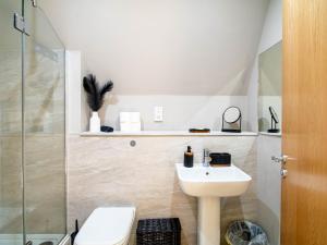 Koupelna v ubytování Sleek one-bedroom apartment next to Leeds Arena + 38 fotografií