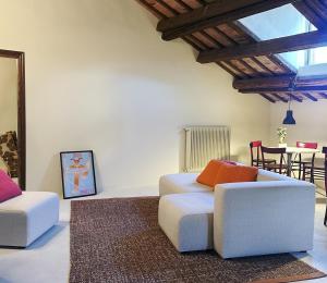 Una sala de estar con dos sillas y un sofá. en Appartamento Rebel House, en Pergola