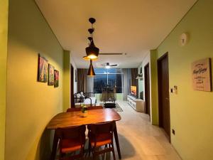 une salle à manger avec une table et des chaises en bois dans l'établissement Vortex suites klcc by city view kulal Lumpur, à Kuala Lumpur
