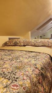 Ένα ή περισσότερα κρεβάτια σε δωμάτιο στο Cosy Suite with Private Access in London Putney