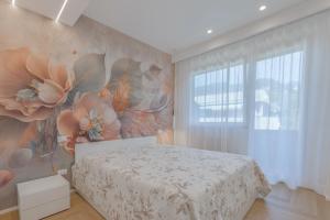 a bedroom with a flower mural on the wall at Homarè in Cerisola