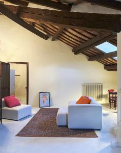 sala de estar con 2 sillas blancas y espejo en Appartamento Rebel House, en Pergola