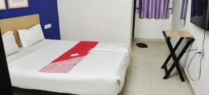 Postel nebo postele na pokoji v ubytování Hotel O R J Residency