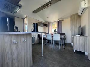 a kitchen and dining room with a table and chairs at Coral Bungalow in Isla Canela