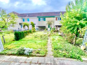 un patio con una casa al fondo en WA - Luxury House - Zug - 8 Pax, en Arni Alp