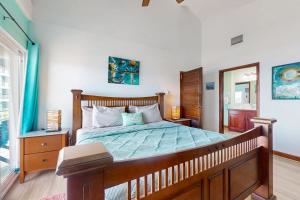 Un dormitorio con una cama grande con marco de madera. en Suite E302 @ Mara Laguna, en San Pedro 41 fotos más