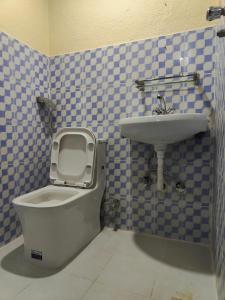 un baño con inodoro y lavabo en Nepal Blissful Nest And Family Home, en Katmandú