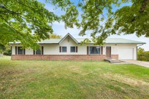 een wit huis met een grasveld bij Nature's Sanctuary-3 mi to DT-10 mi to Beaver Lake in Eureka Springs