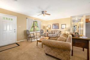 een woonkamer met een bank en een tafel bij Nature's Sanctuary-3 mi to DT-10 mi to Beaver Lake in Eureka Springs