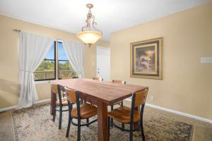 een eetkamer met een houten tafel en stoelen bij Nature's Sanctuary-3 mi to DT-10 mi to Beaver Lake in Eureka Springs +29 foto's