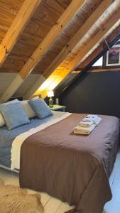 una camera da letto con un letto grande in una mansarda di Cabaña "House" a El Chalten