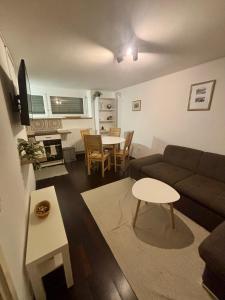 una sala de estar con un sofá y una mesa en Betnava Apartment, en Maribor
