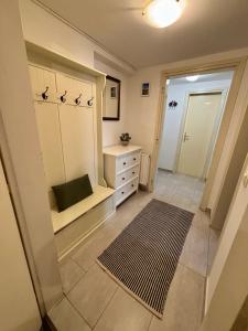 vestidor con tocador y espejo en Betnava Apartment, en Maribor 2 fotos más
