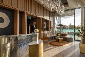 Un vestíbulo con un hombre entrando en un edificio. en Fulham Pier Hotel, en Londres