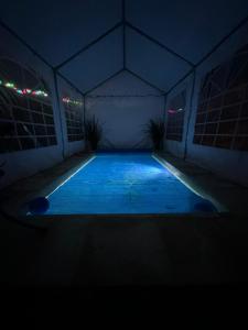 a dark room with a swimming pool at night at Dulce Linas titanes in Araminda