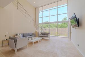 a living room with a couch and a tv at Casa Areia Frente Al Mar, Playa Privada in Playa Blanca