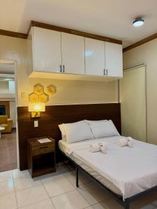 バコロドにあるYuhum Bed & Breakfast - Mandalaganの大きなベッドと2つの枕がある寝室