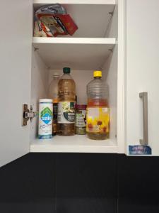 Un armario lleno de botellas de comida y bebidas. en My Room Luzern, en Lucerna
