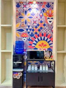 バコロドにあるYuhum Bed & Breakfast - Mandalaganの壁画のあるキッチン