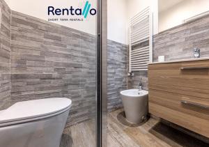 米兰Santa Giulia Olympic Arena Suite - 15 minutes from the Duomo的带马桶和水槽的浴室 更多15张照片