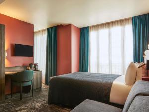 Ένα ή περισσότερα κρεβάτια σε δωμάτιο στο Mercure Paris Tour Eiffel Pont Mirabeau