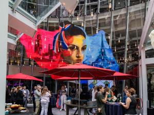 une grande peinture d'une femme sur le côté d'un bâtiment dans l'établissement Sofitel Chicago Magnificent Mile, à Chicago 157 autres photos